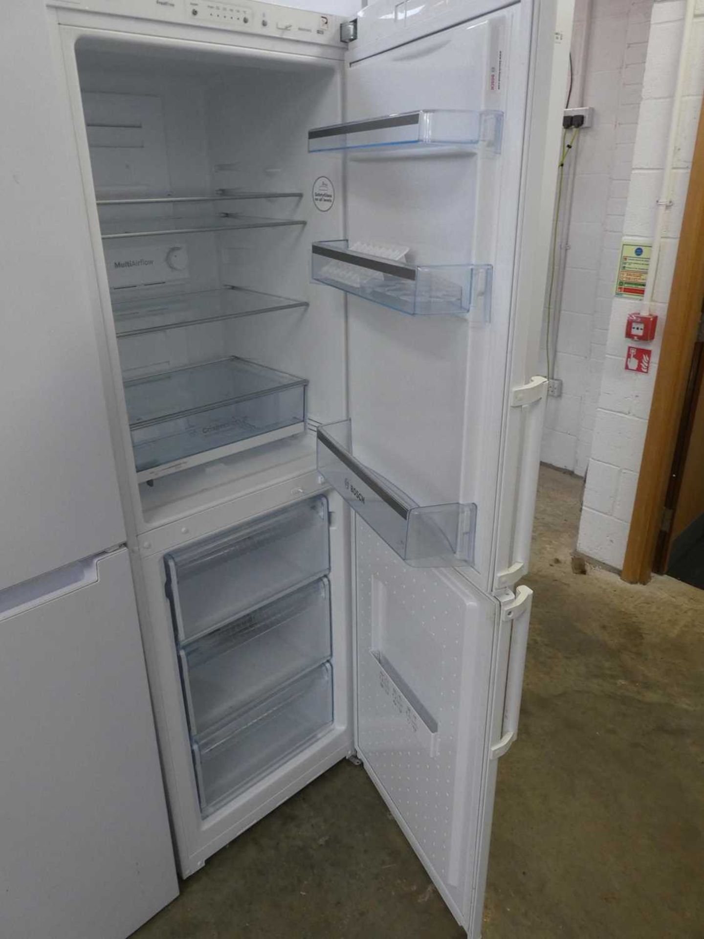 Bosch upright fridge freezer in white - Image 2 of 2