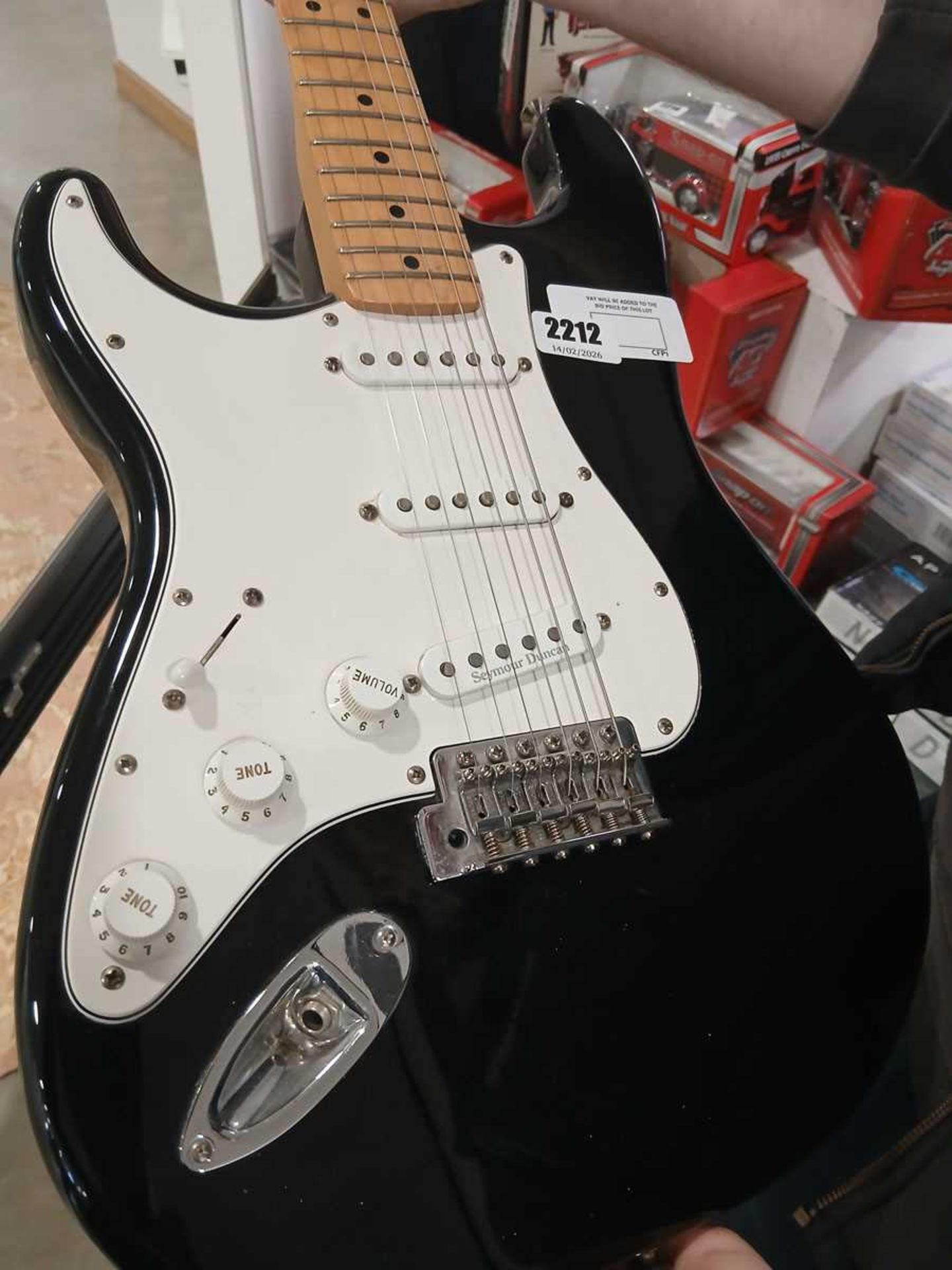 +VAT Fender Stratocaster left handed 6 string electric guitar with seymour duncan pickups in black - Image 4 of 4