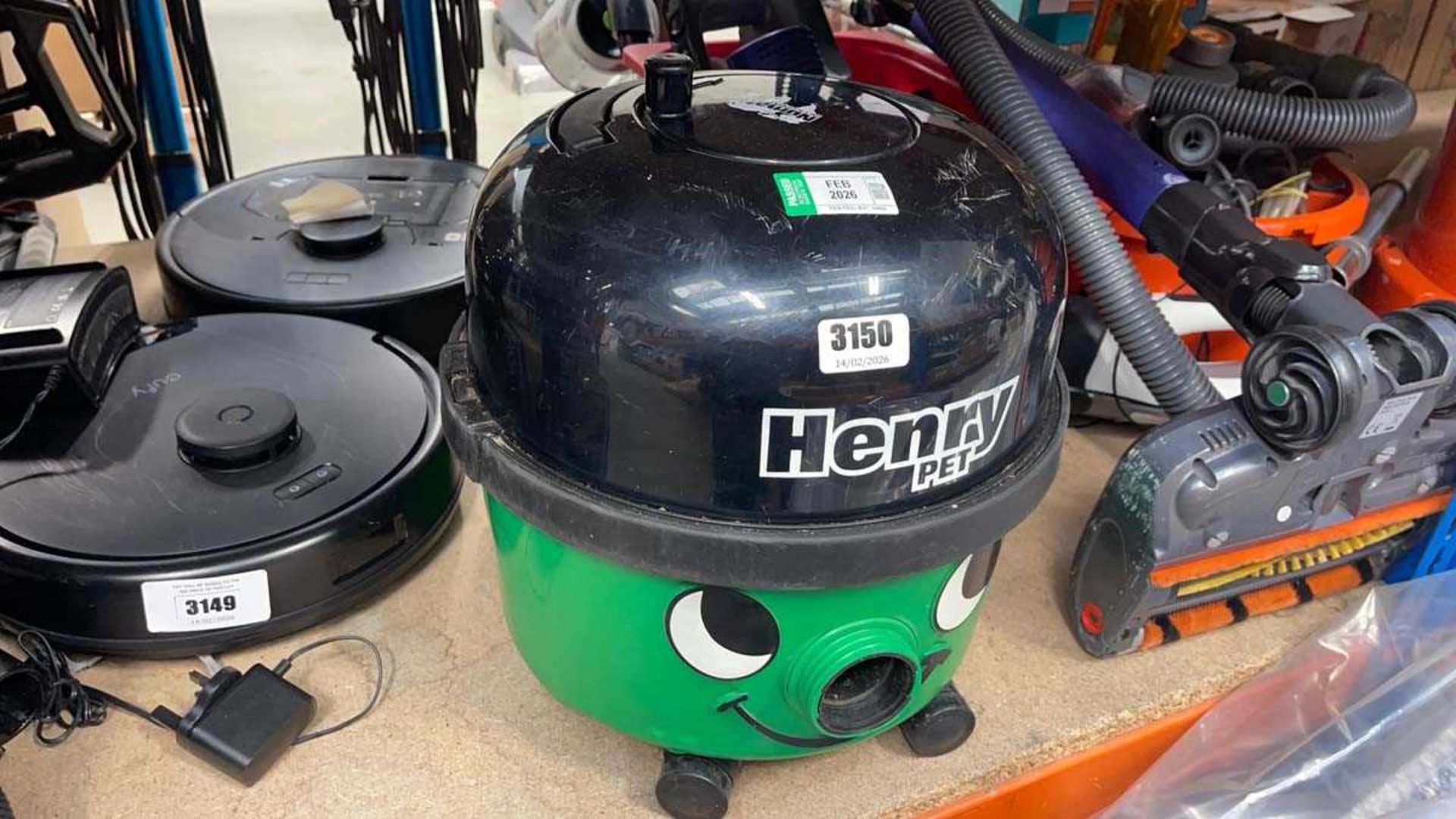 Henry pet vacuum cleaner, no pipe, no pole