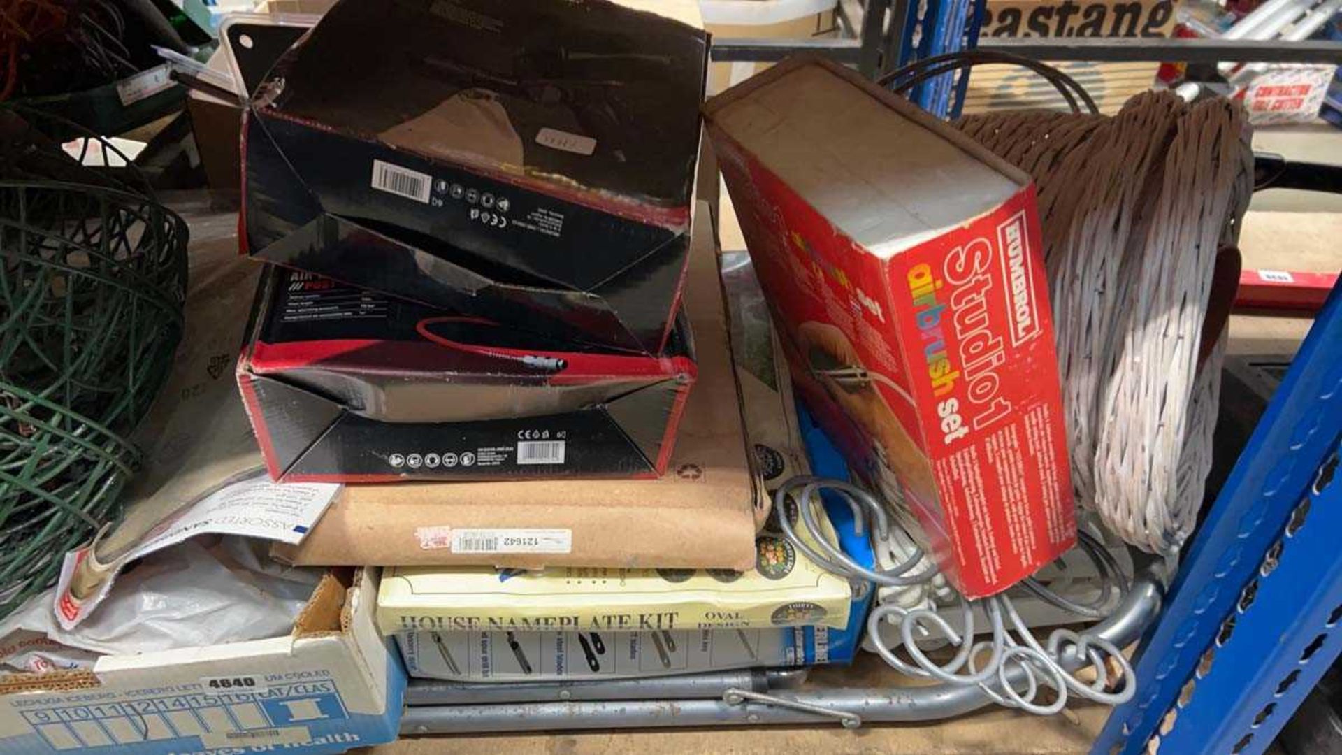 Underbay of garden related items to include hanging baskets, plastic plant pots, Parkside air sander - Image 2 of 5