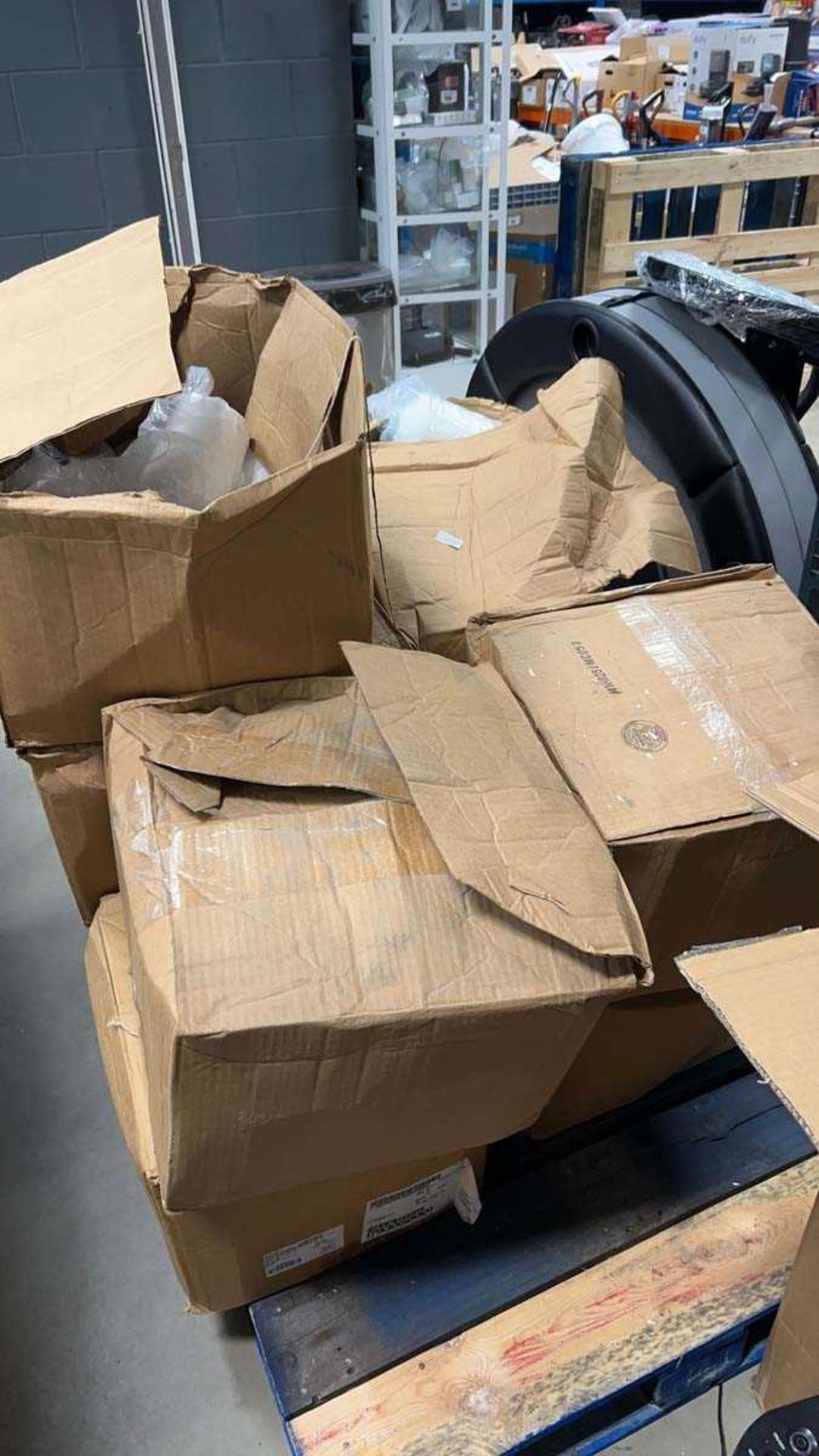 Pallet containing a quantity of white string