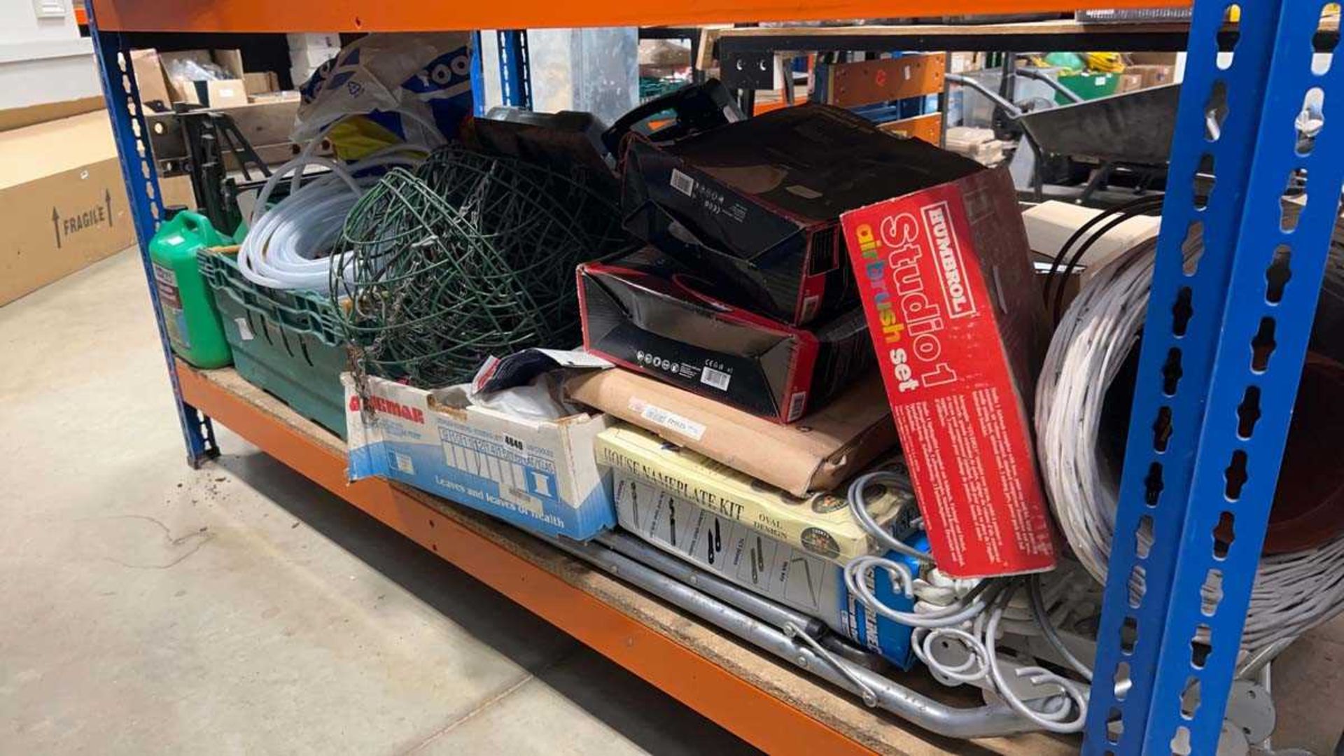 Underbay of garden related items to include hanging baskets, plastic plant pots, Parkside air sander
