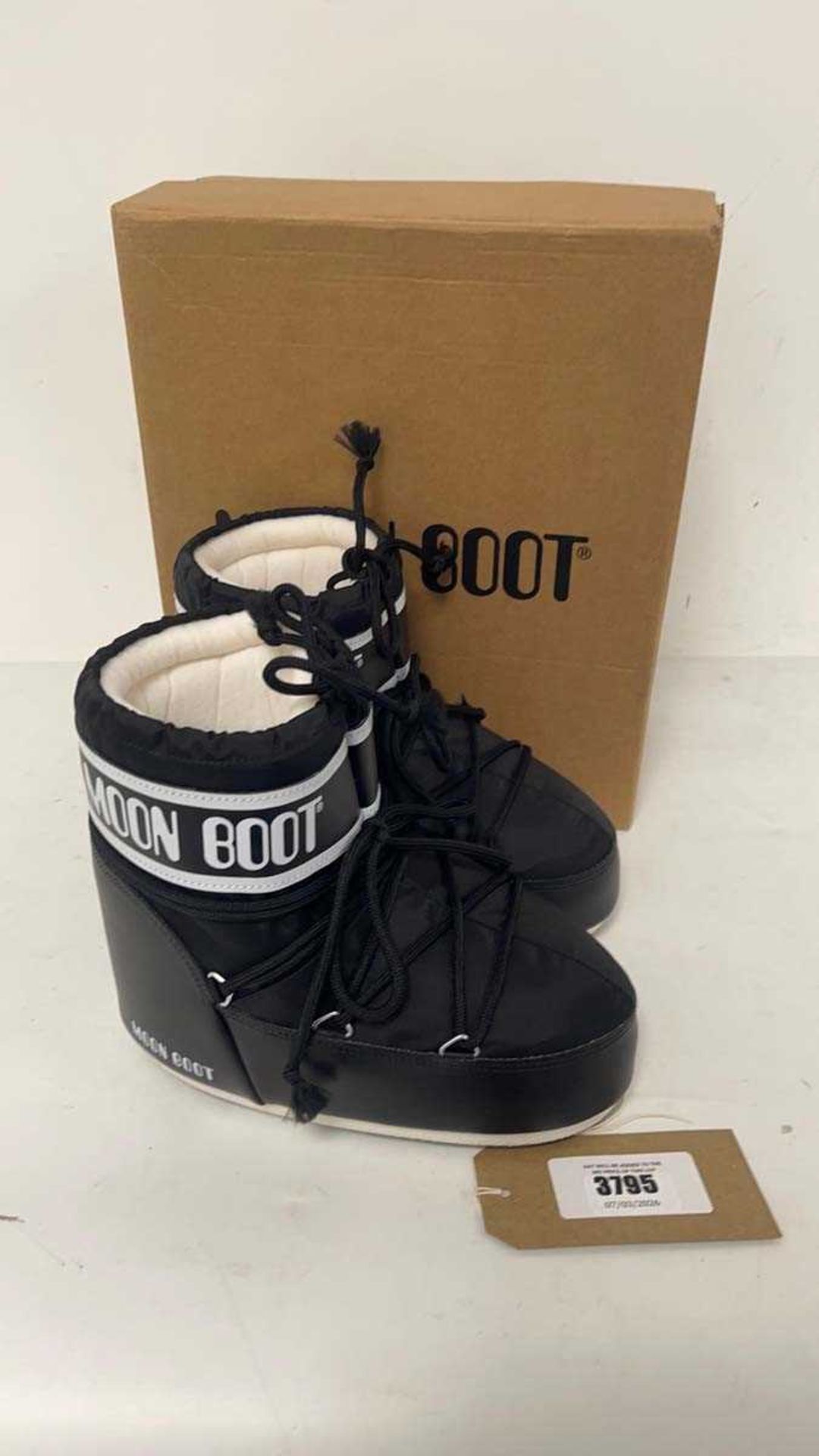 +VAT Moonboot UK3.5/5 ixon low nylon boots in black - boxed