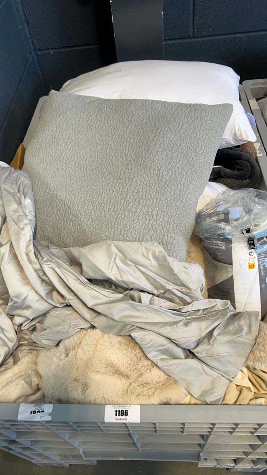 +VAT Pallet containing pillows, throws and bedding (pallet not included)