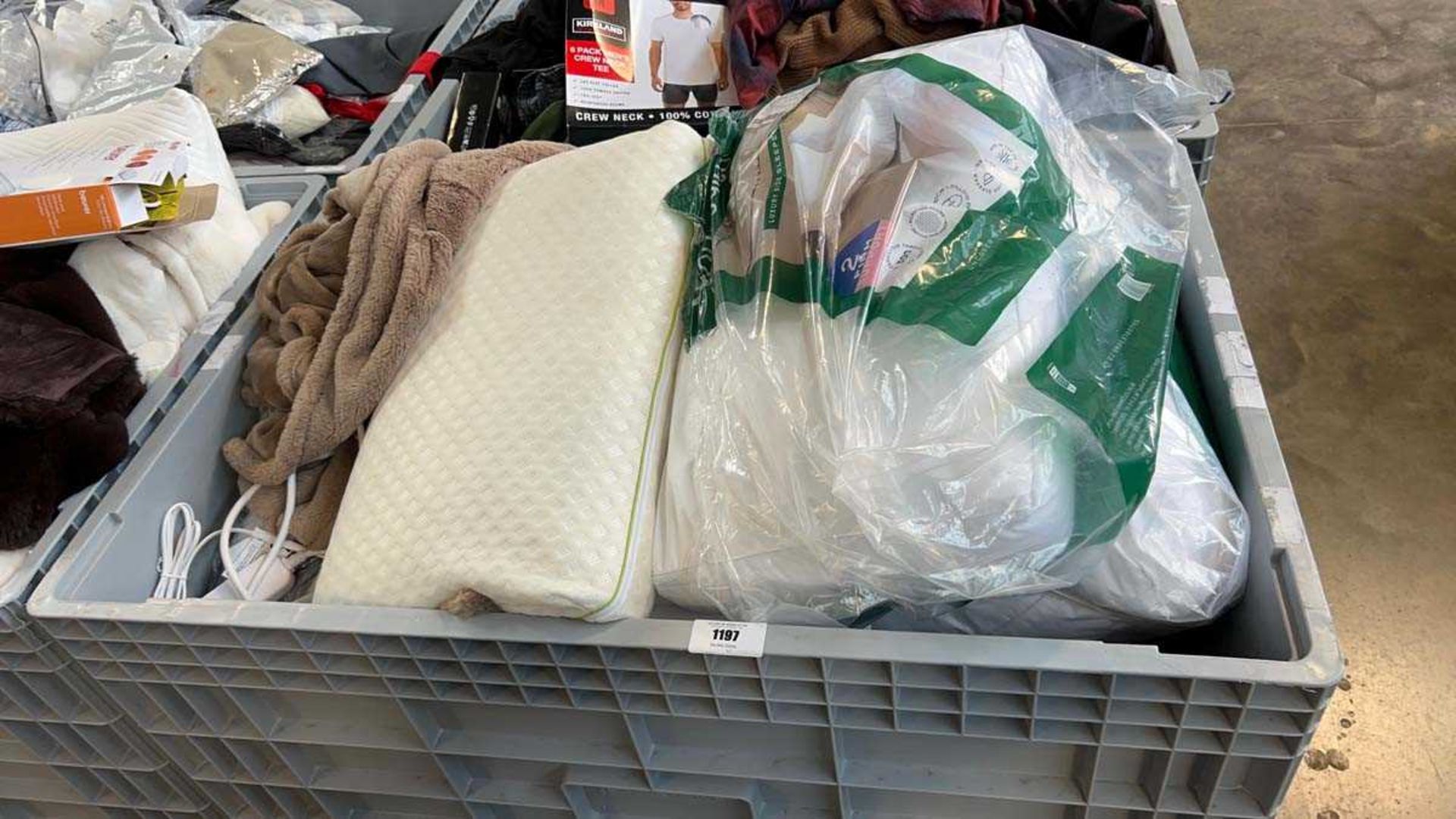 +VAT Pallet containing pillows, throws and bedding (pallet not included)