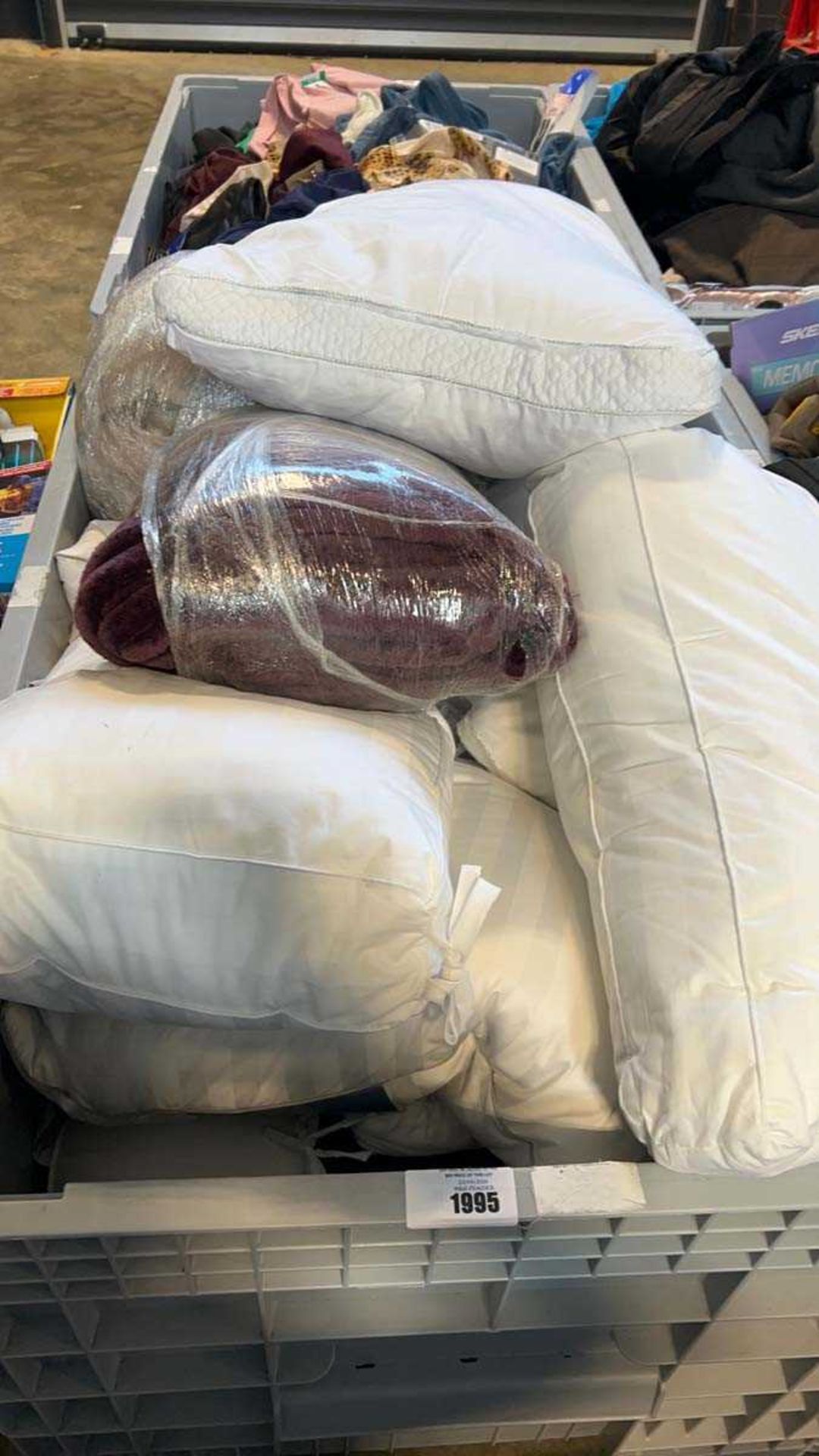 +VAT Pallet box (not included) containing mixed bedding, pillows, throws, mats ect.