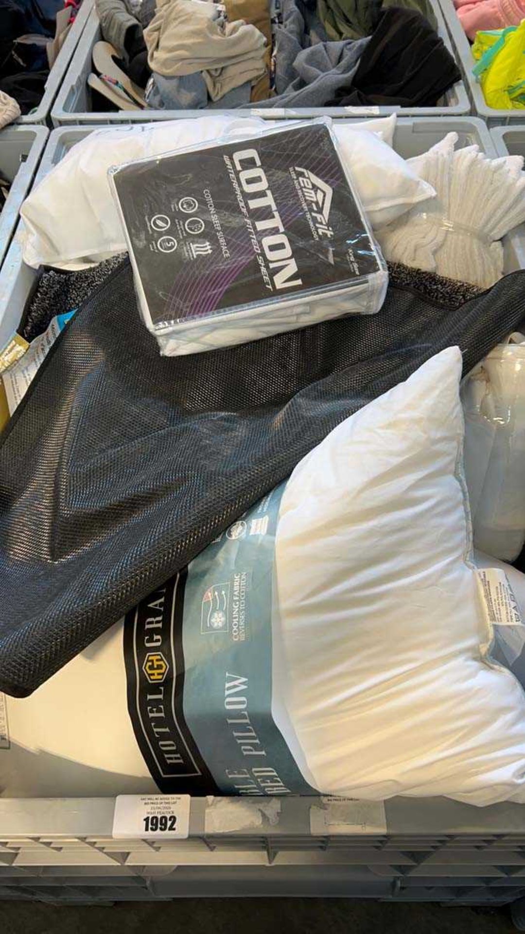 +VAT Pallet box (not included) containing mixed bedding, pillows, towels, throws ect.