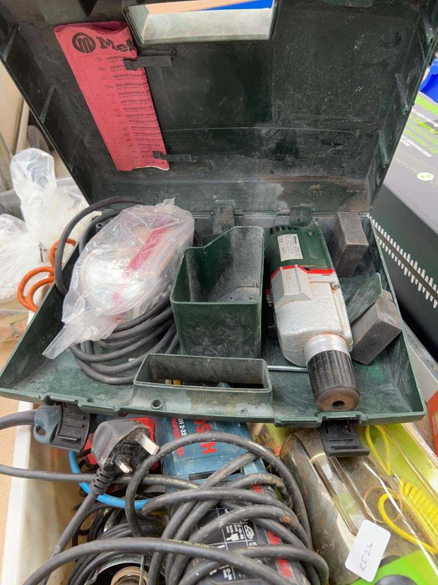 Crate of mixed electrical tools incl. Bosch hammer drill, 2 site lamps, etc. - Image 2 of 2