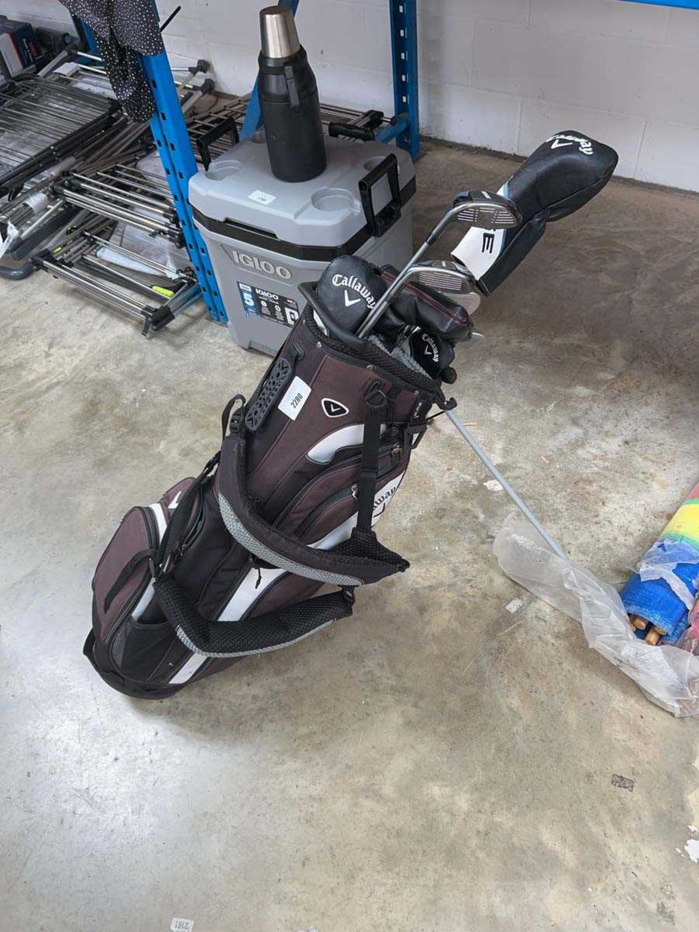 +VAT Calloway branded golf bag containing a quantity of Calloway golf clubs to include driver,3,5H,