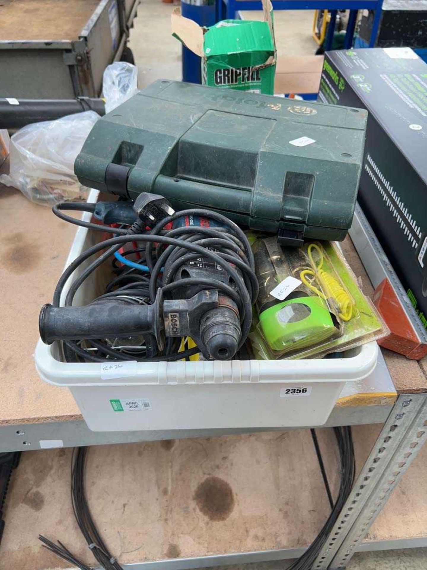 Crate of mixed electrical tools incl. Bosch hammer drill, 2 site lamps, etc.