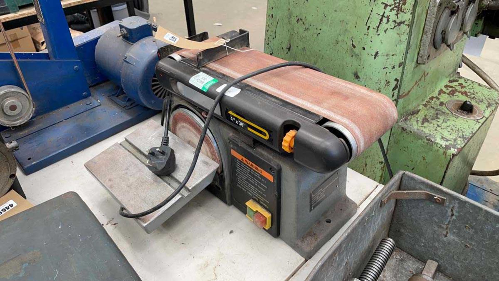 Single phase electric belt and disc sander and linisher