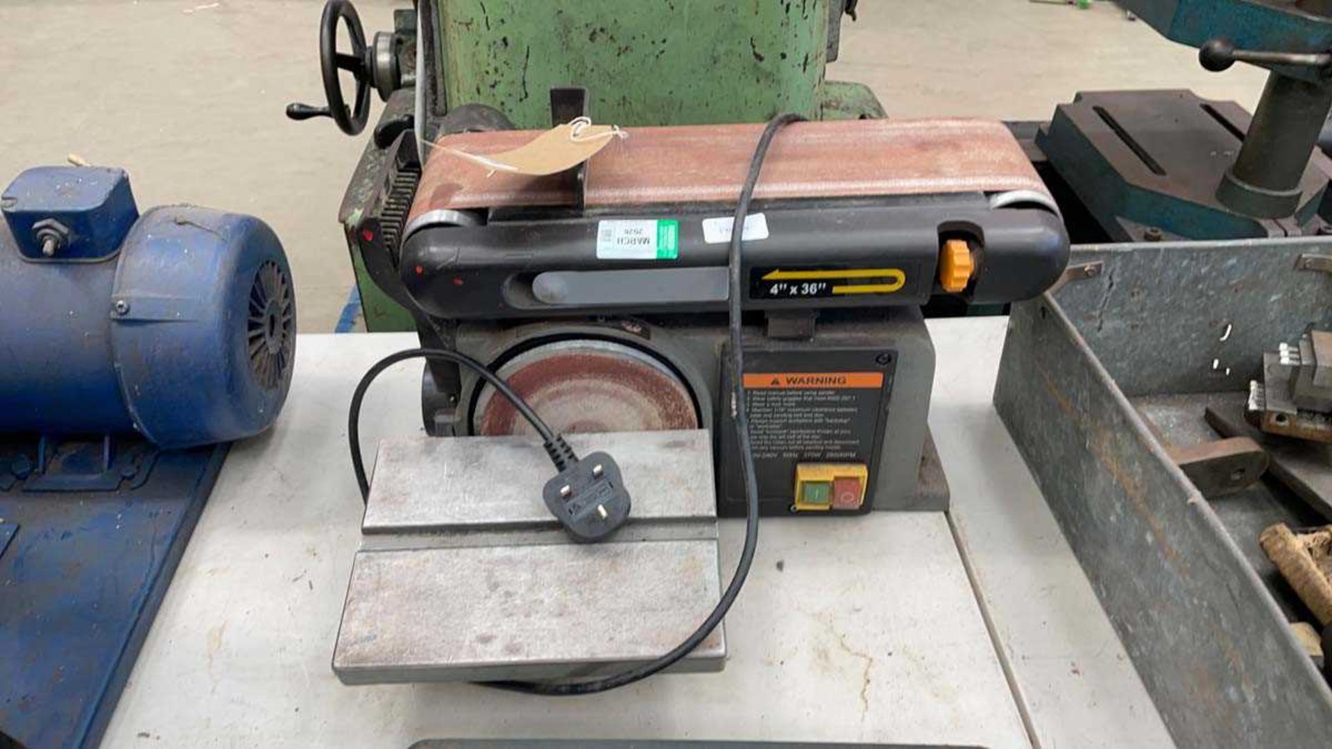 Single phase electric belt and disc sander and linisher