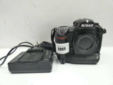 +VAT Nikon D2x APS-C DSLR camera body with charger