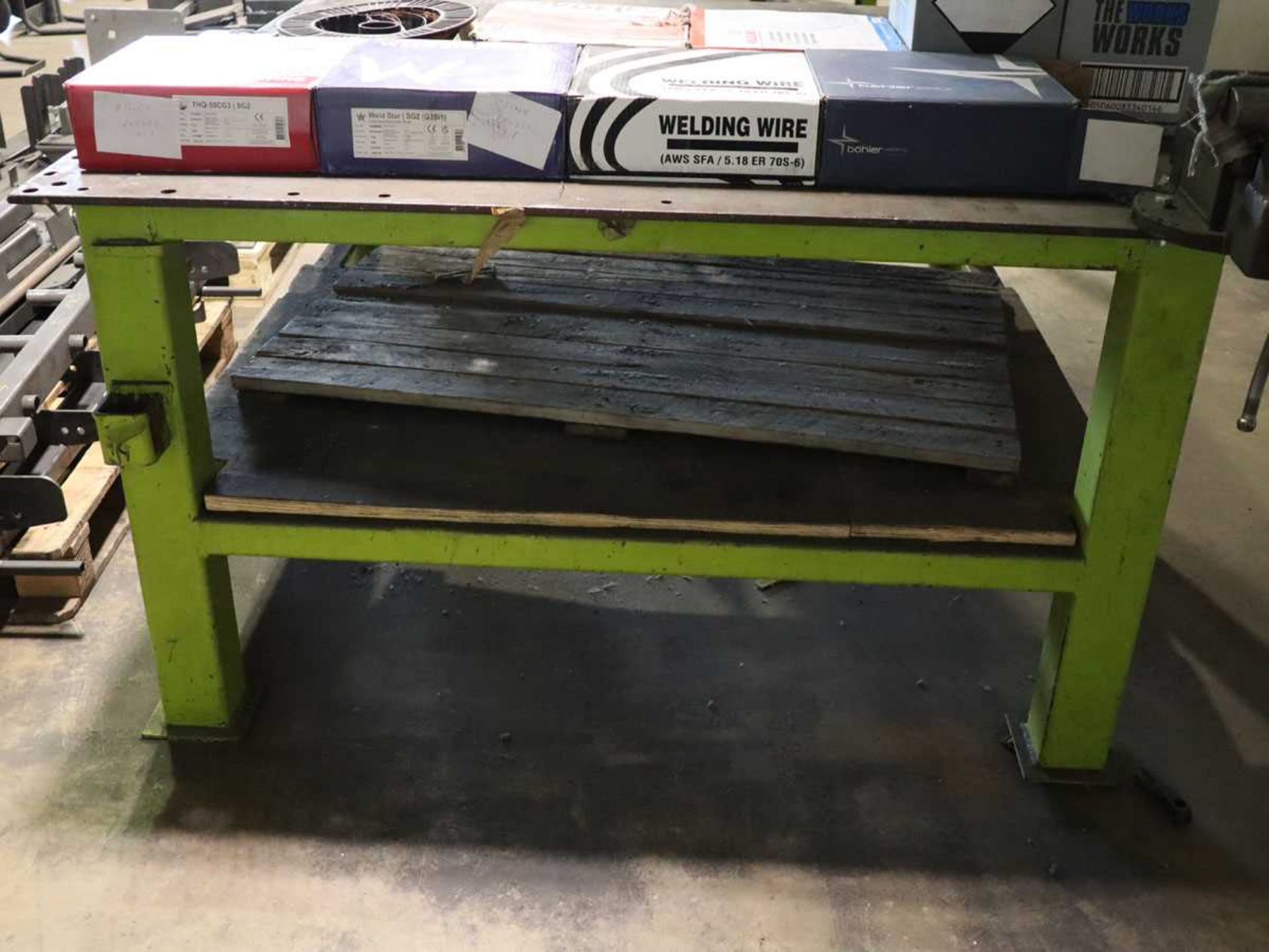 +VAT Heavy welding bench with engineers vice,1.5 metres square - Image 4 of 5