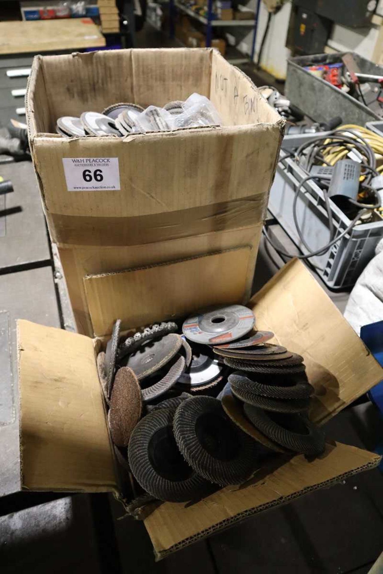 +VAT 2 cardboard boxes of various 4½ inch grinder and file discs