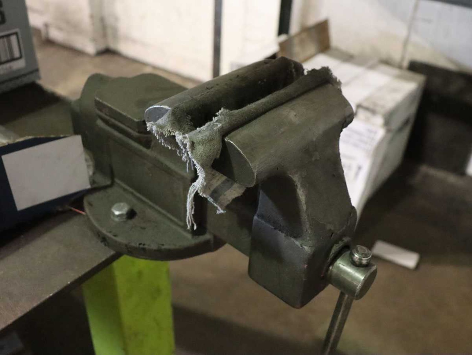 +VAT Heavy welding bench with engineers vice,1.5 metres square - Image 5 of 5