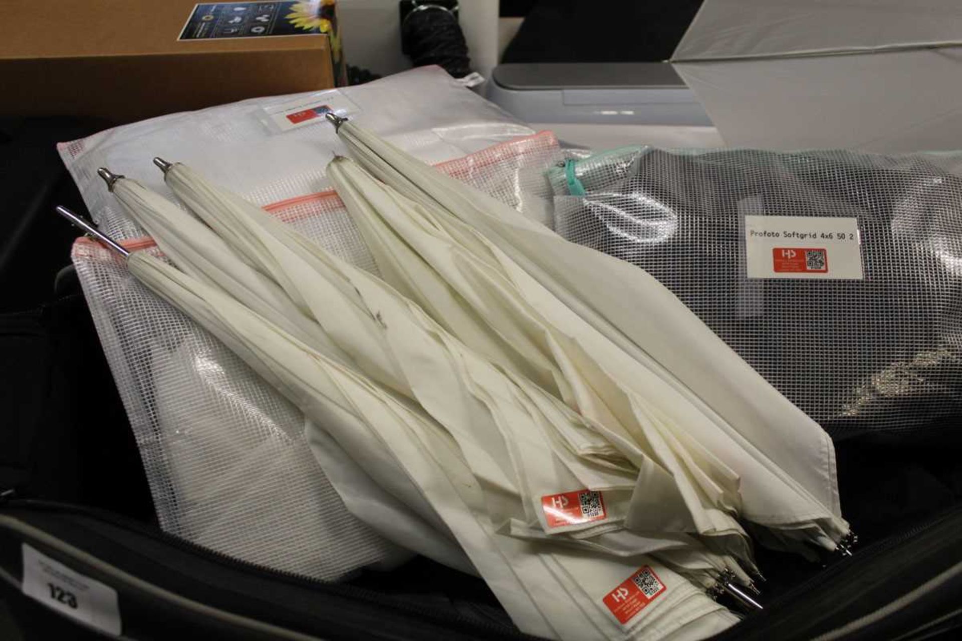 +VAT Zip up travel bag containing various lighting umbrellas and some backdrops - Image 5 of 5