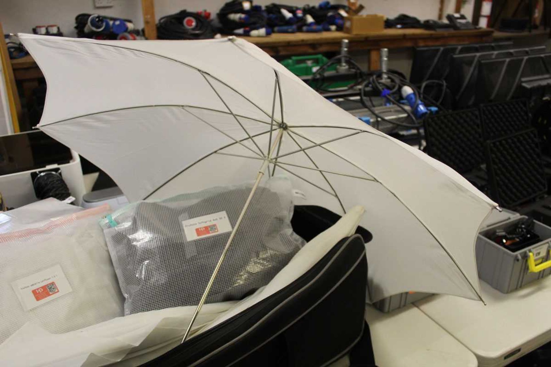 +VAT Zip up travel bag containing various lighting umbrellas and some backdrops - Image 4 of 5