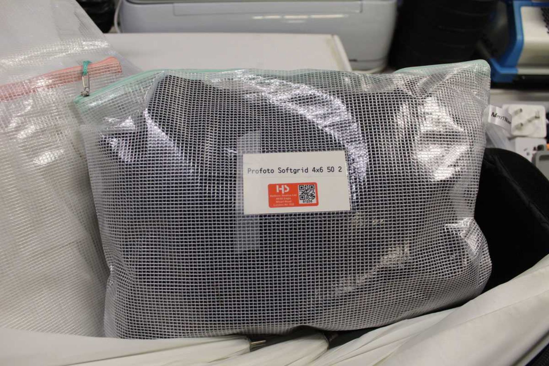 +VAT Zip up travel bag containing various lighting umbrellas and some backdrops - Image 2 of 5