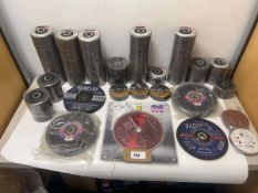 +VAT Selection of large and small cutting and grinding discs (2 bags)