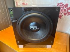 REL Serie T7 Powered Subwoofer, 8" Driver, 200W RMS, Gloss Black, Grill Included