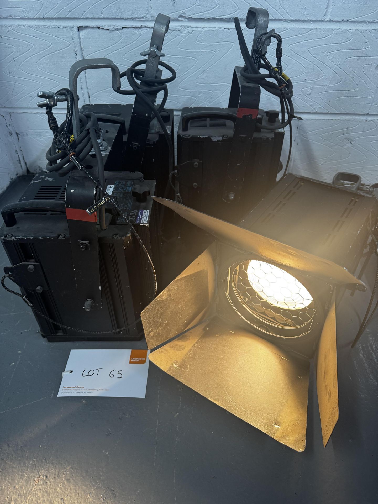 4 x Strand Cantata Fresnel 1200W to 15amp Plug - Image 4 of 5