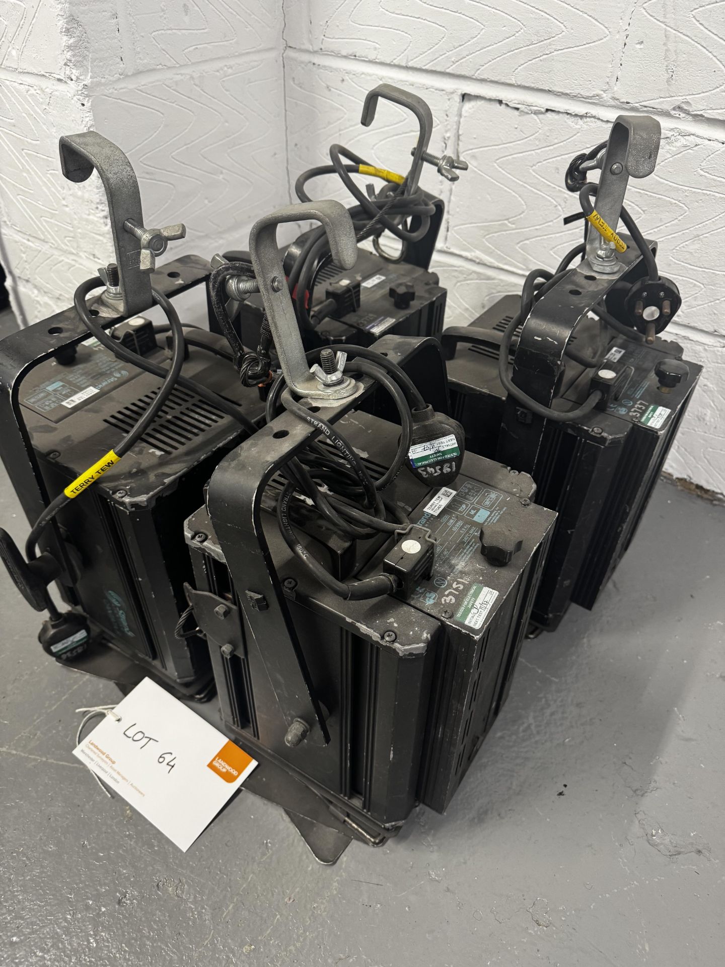 4 x Strand Cantata Fresnel 1200W to 15amp plug - Image 3 of 5
