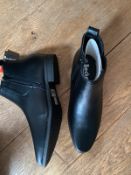 Title: Approx 30 Pairs of Men's Black Chelsea Boots BeckettDescription: Box of approx 25-30 pairs of