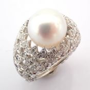 18K white gold ring detailed with pearl and brilliant