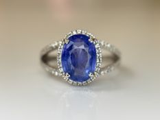 Beautiful 2.83 CT Natural Ceylon Cornflour Blue Sapphire Diamonds & 18k Gold