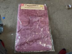 2-Piece Greek Pattern Bathroom Mat Set – Non-Slip Bath & Pedestal Mats, Soft & Absorbent Pink