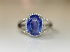Beautiful 2.83 CT Natural Ceylon Cornflour Blue Sapphire Diamonds & 18k Gold