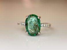 Beautiful Natural Emerald 3.00ct With Natural Diamonds & 18k Gold