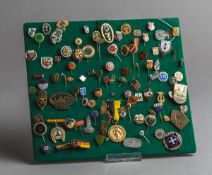 105-teiliges Konvolut von versch. Anstecknadeln