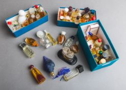 Konvolut von Parfüm-Miniaturen (50-70er J.)