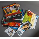Konvolut von Autogrammkarten und Postern