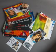 Konvolut von Autogrammkarten und Postern