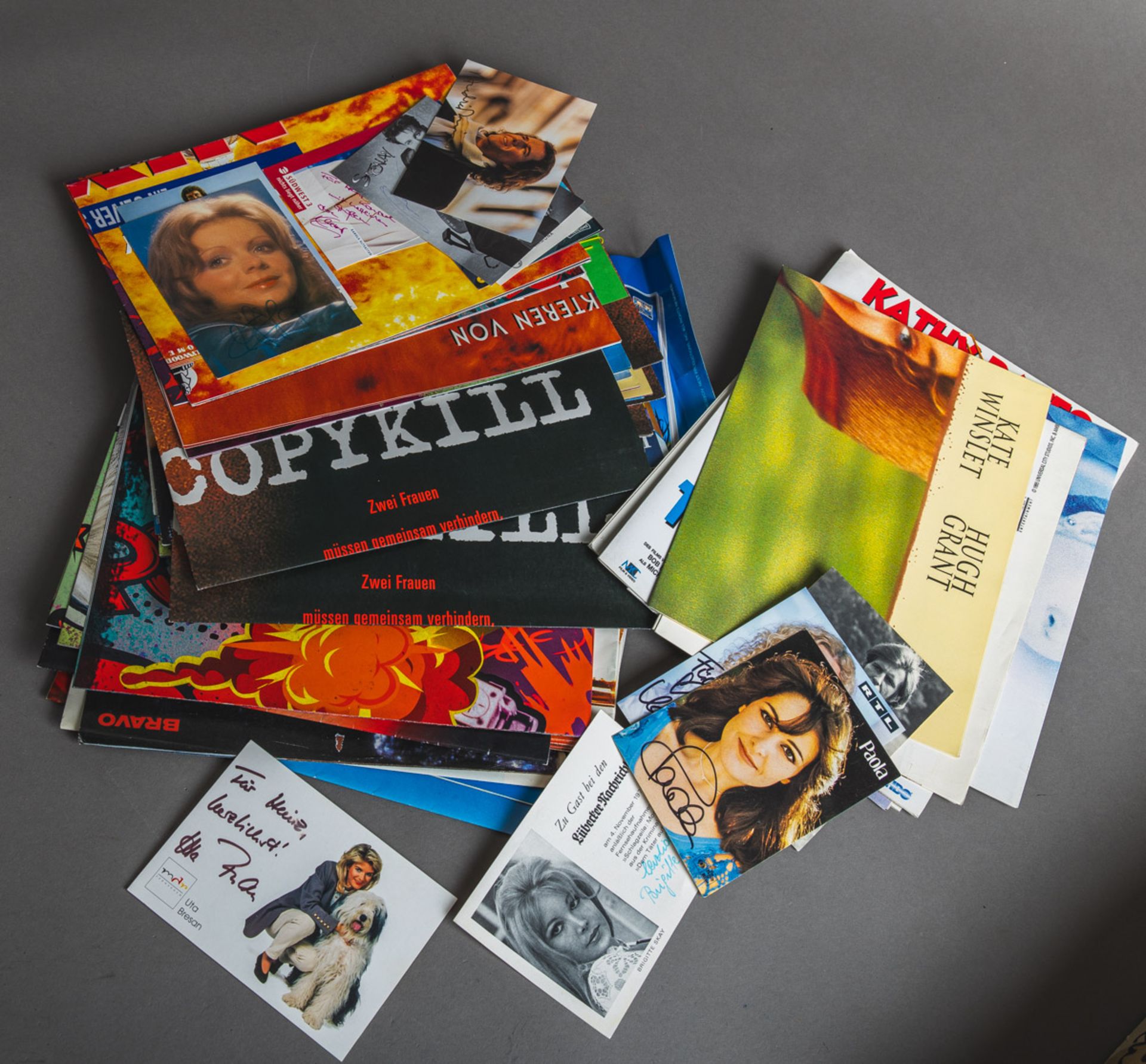 Konvolut von Autogrammkarten und Postern