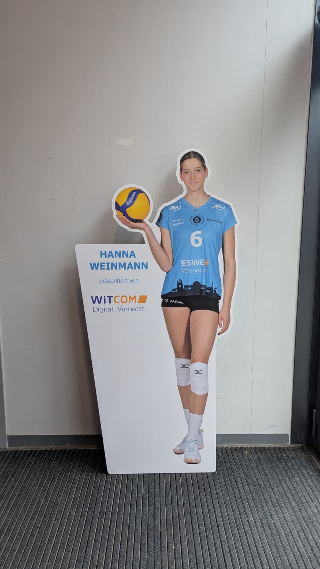 Lebensgroßer Pappaufsteller Hanna Weinmann (handsigniert)