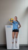 Lebensgroßer Pappaufsteller Hannah Clayton (handsigniert)