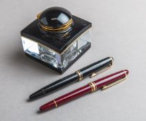 Konvolut von Tintenfass und Paar Kolbenfüllern (Montblanc)
