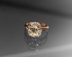 Solitär-Damenring mit einem Diamanten von ca. 7.56 ct