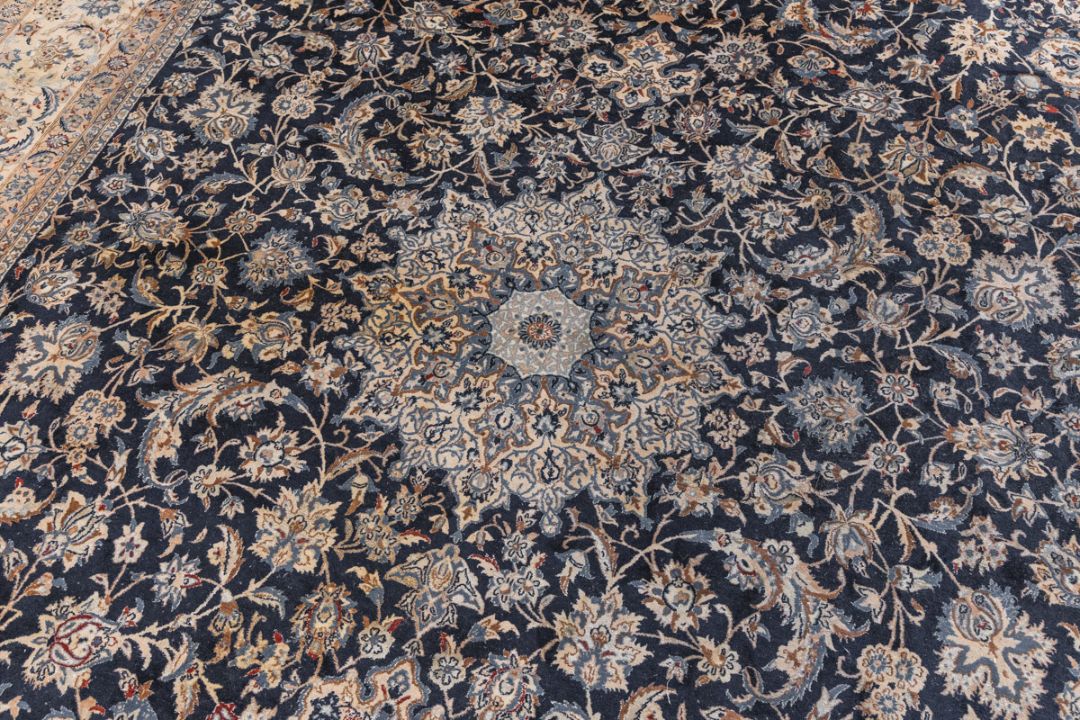 Großer Teppich (wohl Nain, Iran, 20. Jh.) - Bild 2 aus 3