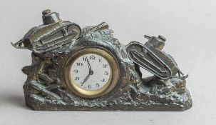 Militärische Tischuhr m. Panzerdarstellung