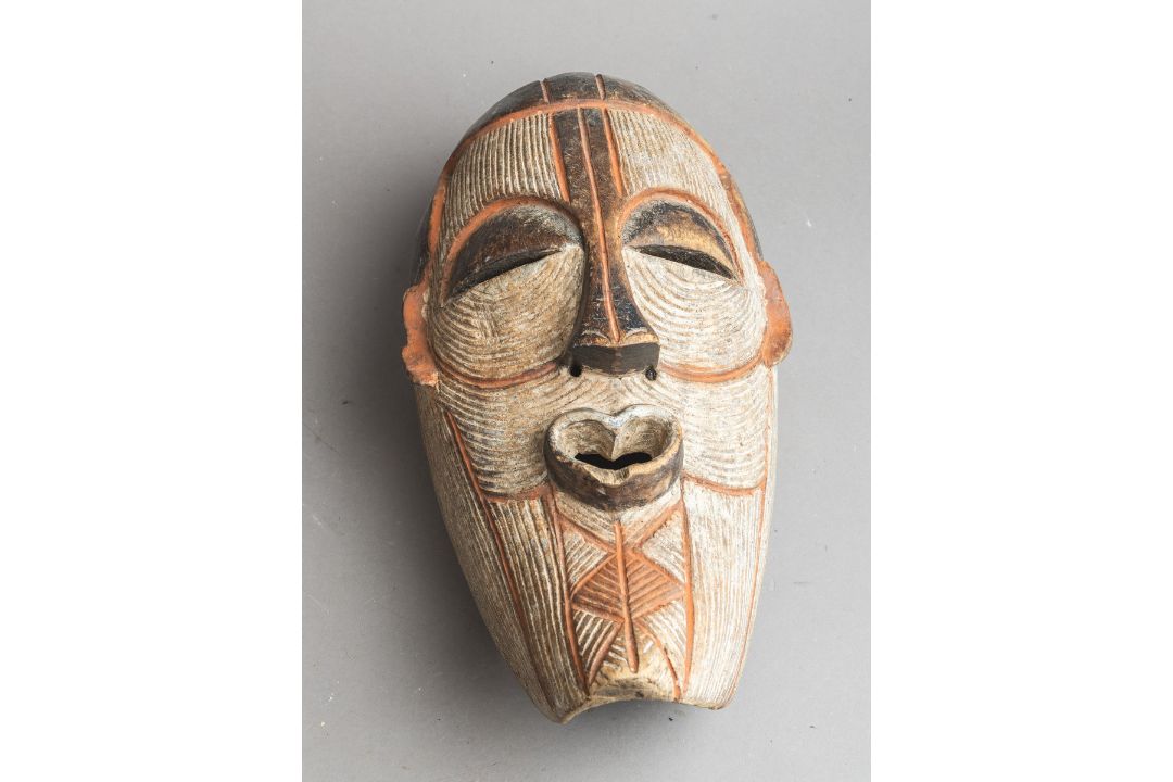Maske "Kifwebe" (Songye, Demokratische Republik Kongo, Alter unbekannt) - Bild 1 aus 2