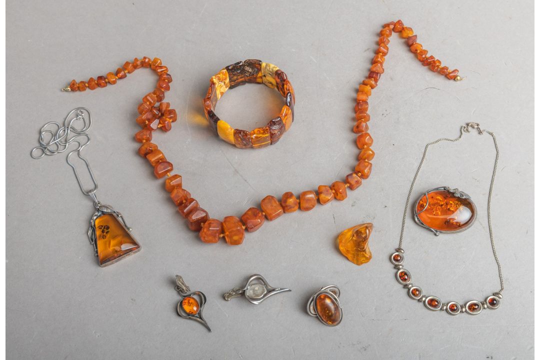 Konvolut von Bernsteinschmuck