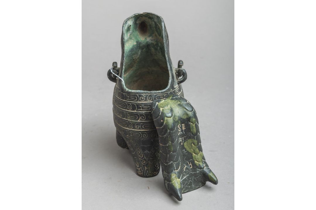 Bronzegefäß "Zun" (China, wohl 18./19. Jh.) - Bild 3 aus 3