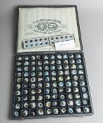 Konvolut von künstlichen Glasaugen und einer Augenfarben-Tafel (19./20. Jh.)