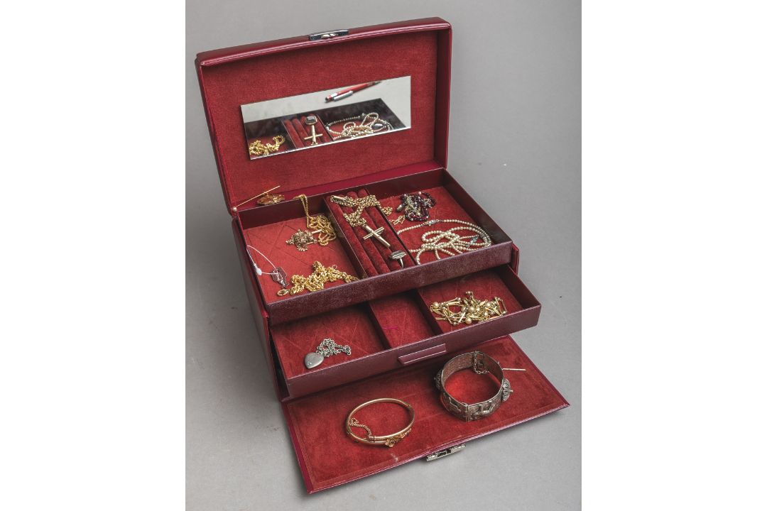 Konvolut von Modeschmuck in Schmuckkassette