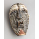 Maske "Kifwebe" (Songye, Demokratische Republik Kongo, Alter unbekannt)